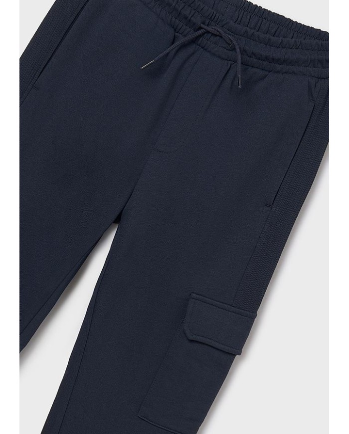 Bernumode | Mayoral: Спортивные брюки с карманами на мальчика 25,54 € Карго-брюки для мальчика с длинными штанинами, свободным верхом и заниженной линией талии. Эластичная талия с шнурком и резинка внизу обеспечивают удобную посадку. Модель оснащена функциональными передними и боковыми карманами. Однотонный дизайн делает брюки универсальными для повседневной носки.
 Bernumode | Mayoral: Спортивные брюки с карманами на мальчика 25,54 € Карго-брюки для мальчика с длинными штанинами, свободным верхом и заниженной линией талии. Эластичная талия с шнурком и резинка внизу обеспечивают удобную посадку. Модель оснащена функциональными передними и боковыми карманами. Однотонный дизайн делает брюки универсальными для повседневной носки.