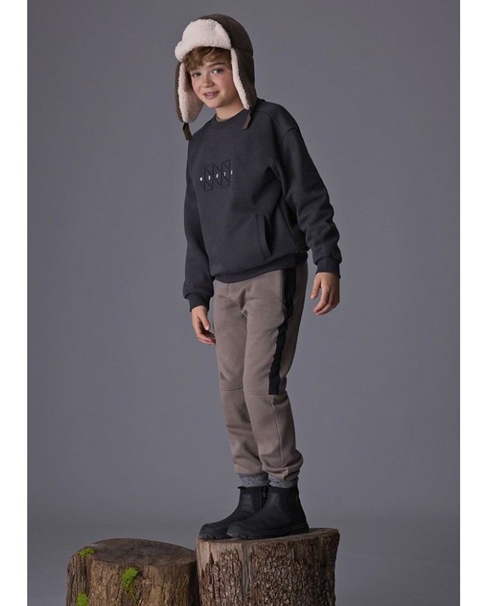 Bernumode | Mayoral: Contrast jogger pants for boy €23.55 Boys’ long sports pants designed for maximum comfort. Elastic waistband with drawstring ensures a perfect fit. Features a functional back pocket and zippered side pockets. Decorative elements include high-density print and screen print details, ideal for sports and casual wear.