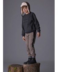 Bernumode | Mayoral: Мягкие джоггеры на мальчика с контрастной вставкой 23,55 € Спортивные брюки для мальчика с длинными штанинами для максимального комфорта. Эластичная талия с шнурком обеспечивает удобную посадку. Модель оснащена функциональным задним карманом и карманами на молнии. Элементы декора включают рельефный принт и стильную сериграфию. Идеальны для спорта и повседневной носки.
