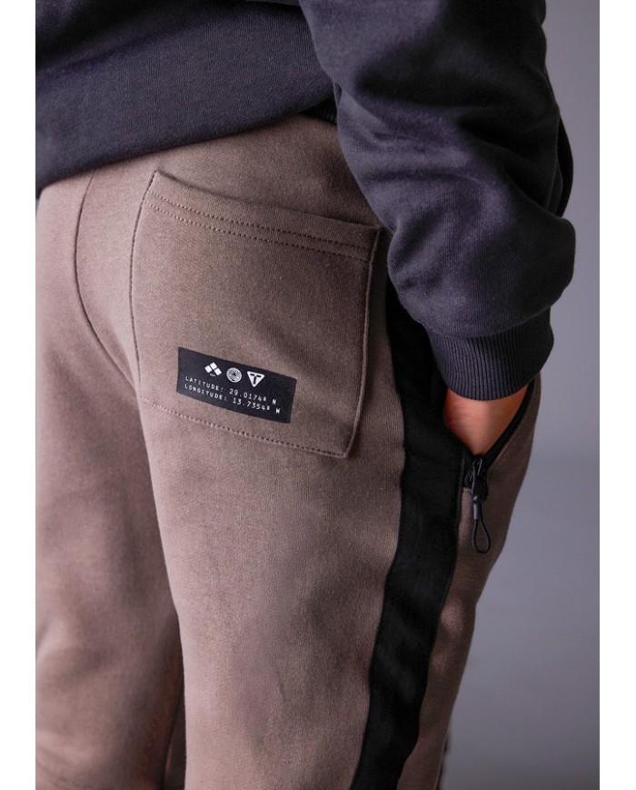 Bernumode | Mayoral: Мягкие джоггеры на мальчика с контрастной вставкой 23,55 € Спортивные брюки для мальчика с длинными штанинами для максимального комфорта. Эластичная талия с шнурком обеспечивает удобную посадку. Модель оснащена функциональным задним карманом и карманами на молнии. Элементы декора включают рельефный принт и стильную сериграфию. Идеальны для спорта и повседневной носки.
