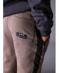 Bernumode | Mayoral: Contrast jogger pants for boy €23.55 Boys’ long sports pants designed for maximum comfort. Elastic waistband with drawstring ensures a perfect fit. Features a functional back pocket and zippered side pockets. Decorative elements include high-density print and screen print details, ideal for sports and casual wear.