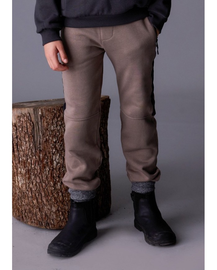 Bernumode | Mayoral: Contrast jogger pants for boy €23.55 Boys’ long sports pants designed for maximum comfort. Elastic waistband with drawstring ensures a perfect fit. Features a functional back pocket and zippered side pockets. Decorative elements include high-density print and screen print details, ideal for sports and casual wear.