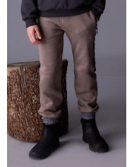 Bernumode | Mayoral: Мягкие джоггеры на мальчика с контрастной вставкой 23,55 € Спортивные брюки для мальчика с длинными штанинами для максимального комфорта. Эластичная талия с шнурком обеспечивает удобную посадку. Модель оснащена функциональным задним карманом и карманами на молнии. Элементы декора включают рельефный принт и стильную сериграфию. Идеальны для спорта и повседневной носки.
