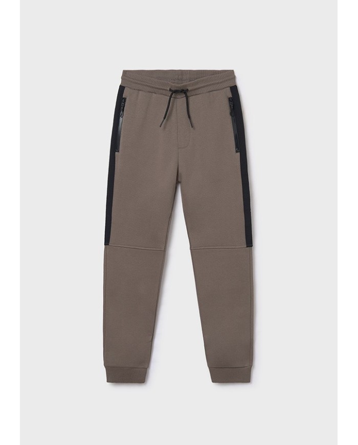 Bernumode | Mayoral: Мягкие джоггеры на мальчика с контрастной вставкой 23,55 € Спортивные брюки для мальчика с длинными штанинами для максимального комфорта. Эластичная талия с шнурком обеспечивает удобную посадку. Модель оснащена функциональным задним карманом и карманами на молнии. Элементы декора включают рельефный принт и стильную сериграфию. Идеальны для спорта и повседневной носки.
