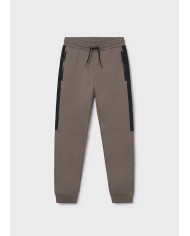 Bernumode | Mayoral: Contrast jogger pants for boy €23.55 Boys’ long sports pants designed for maximum comfort. Elastic waistband with drawstring ensures a perfect fit. Features a functional back pocket and zippered side pockets. Decorative elements include high-density print and screen print details, ideal for sports and casual wear.