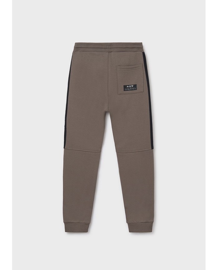 Bernumode | Mayoral: Contrast jogger pants for boy €23.55 Boys’ long sports pants designed for maximum comfort. Elastic waistband with drawstring ensures a perfect fit. Features a functional back pocket and zippered side pockets. Decorative elements include high-density print and screen print details, ideal for sports and casual wear.