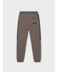 Bernumode | Mayoral: Contrast jogger pants for boy €23.55 Boys’ long sports pants designed for maximum comfort. Elastic waistband with drawstring ensures a perfect fit. Features a functional back pocket and zippered side pockets. Decorative elements include high-density print and screen print details, ideal for sports and casual wear.