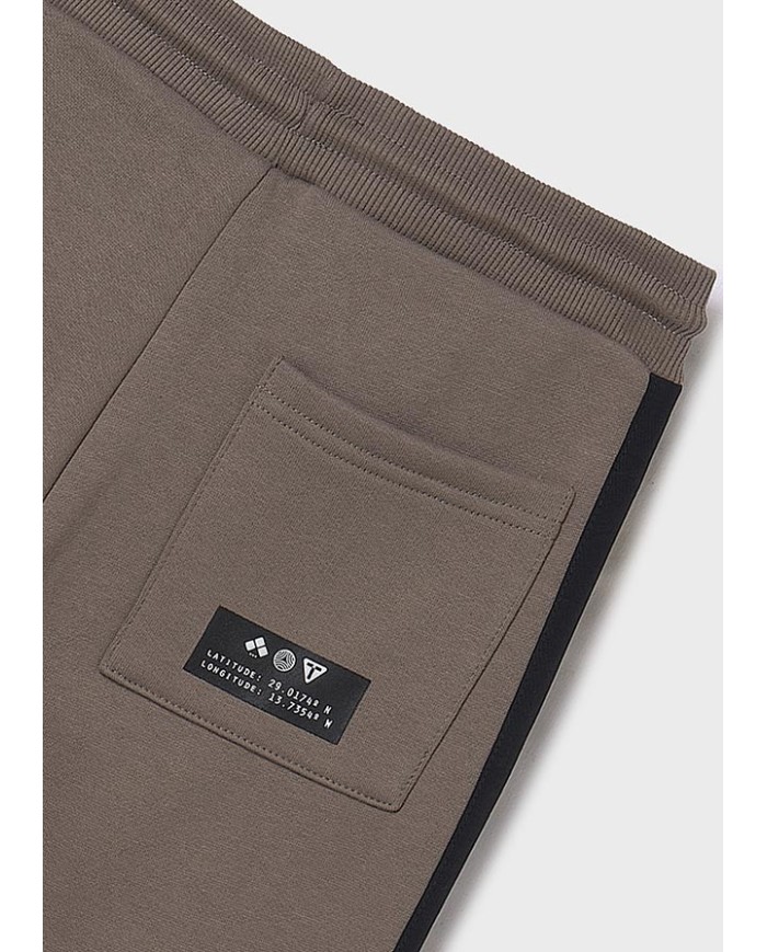 Bernumode | Mayoral: Contrast jogger pants for boy €23.55 Boys’ long sports pants designed for maximum comfort. Elastic waistband with drawstring ensures a perfect fit. Features a functional back pocket and zippered side pockets. Decorative elements include high-density print and screen print details, ideal for sports and casual wear.