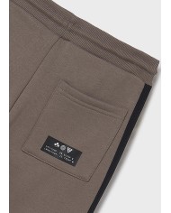 Bernumode | Mayoral: Contrast jogger pants for boy €23.55 Boys’ long sports pants designed for maximum comfort. Elastic waistband with drawstring ensures a perfect fit. Features a functional back pocket and zippered side pockets. Decorative elements include high-density print and screen print details, ideal for sports and casual wear.