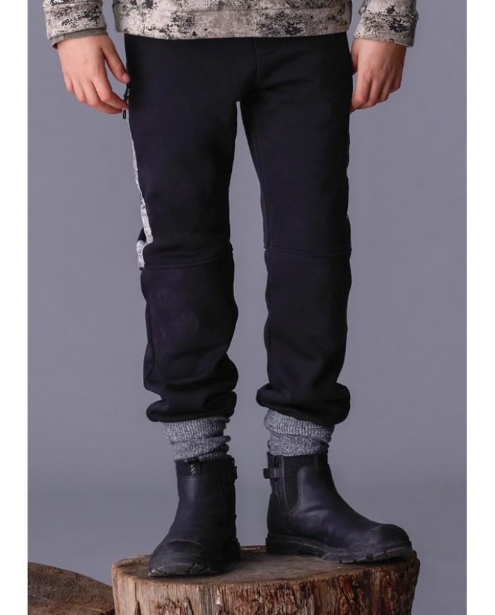 Bernumode | Mayoral: Мягкие джоггеры на мальчика с контрастной вставкой 23,55 € Спортивные брюки для мальчика с длинными штанинами для максимального комфорта. Эластичная талия с шнурком обеспечивает удобную посадку. Модель оснащена функциональным задним карманом и карманами на молнии. Элементы декора включают рельефный принт и стильную сериграфию. Идеальны для спорта и повседневной носки.
 Bernumode | Mayoral: Мягкие джоггеры на мальчика с контрастной вставкой 23,55 € Спортивные брюки для мальчика с длинными штанинами для максимального комфорта. Эластичная талия с шнурком обеспечивает удобную посадку. Модель оснащена функциональным задним карманом и карманами на молнии. Элементы декора включают рельефный принт и стильную сериграфию. Идеальны для спорта и повседневной носки.