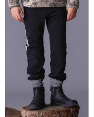 Bernumode | Mayoral: Мягкие джоггеры на мальчика с контрастной вставкой 23,55 € Спортивные брюки для мальчика с длинными штанинами для максимального комфорта. Эластичная талия с шнурком обеспечивает удобную посадку. Модель оснащена функциональным задним карманом и карманами на молнии. Элементы декора включают рельефный принт и стильную сериграфию. Идеальны для спорта и повседневной носки.
 Bernumode | Mayoral: Мягкие джоггеры на мальчика с контрастной вставкой 23,55 € Спортивные брюки для мальчика с длинными штанинами для максимального комфорта. Эластичная талия с шнурком обеспечивает удобную посадку. Модель оснащена функциональным задним карманом и карманами на молнии. Элементы декора включают рельефный принт и стильную сериграфию. Идеальны для спорта и повседневной носки.