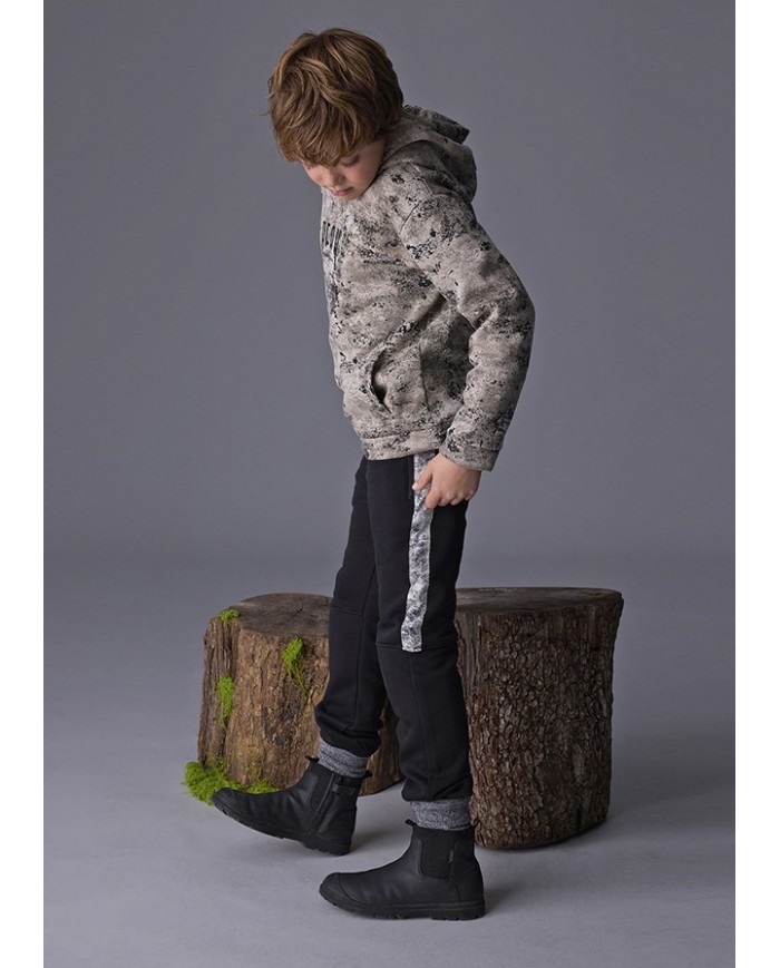Bernumode | Mayoral: Contrast jogger pants for boy €23.55 Boys’ long sports pants designed for maximum comfort. Elastic waistband with drawstring ensures a perfect fit. Features a functional back pocket and zippered side pockets. Decorative elements include high-density print and screen print details, ideal for sports and casual wear. Bernumode | Mayoral: Contrast jogger pants for boy €23.55 Boys’ long sports pants designed for maximum comfort. Elastic waistband with drawstring ensures a perfect fit. Features a functional back pocket and zippered side pockets. Decorative elements include high-density print and screen print details, ideal for sports and casual wear.
