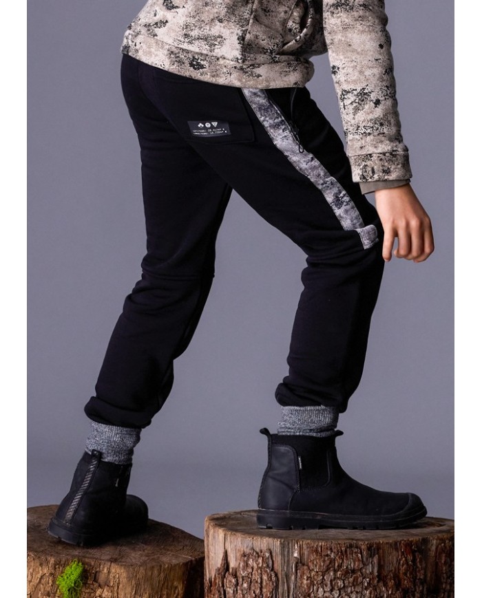 Bernumode | Mayoral: Мягкие джоггеры на мальчика с контрастной вставкой 23,55 € Спортивные брюки для мальчика с длинными штанинами для максимального комфорта. Эластичная талия с шнурком обеспечивает удобную посадку. Модель оснащена функциональным задним карманом и карманами на молнии. Элементы декора включают рельефный принт и стильную сериграфию. Идеальны для спорта и повседневной носки.
 Bernumode | Mayoral: Мягкие джоггеры на мальчика с контрастной вставкой 23,55 € Спортивные брюки для мальчика с длинными штанинами для максимального комфорта. Эластичная талия с шнурком обеспечивает удобную посадку. Модель оснащена функциональным задним карманом и карманами на молнии. Элементы декора включают рельефный принт и стильную сериграфию. Идеальны для спорта и повседневной носки.