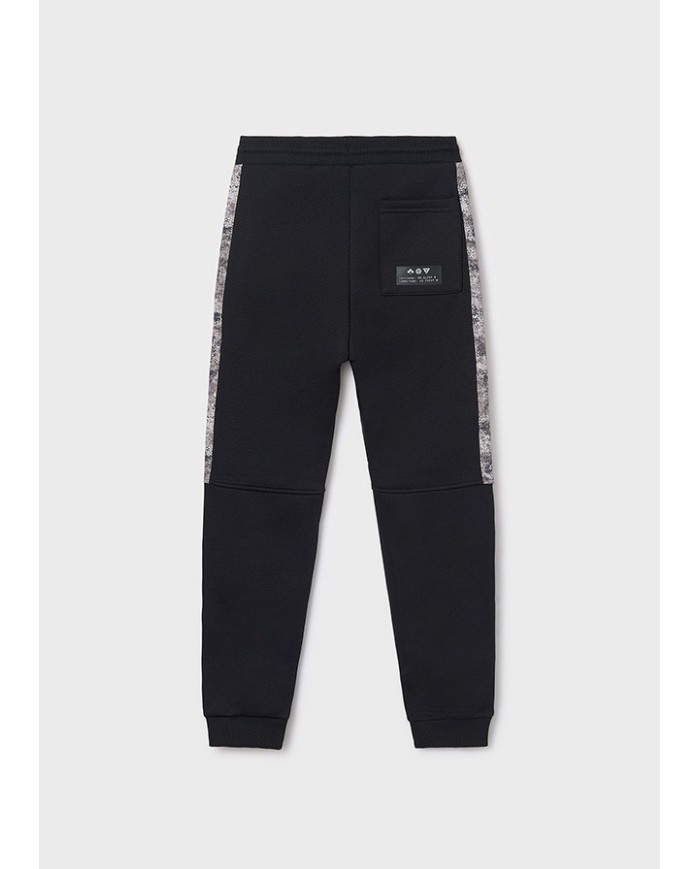 Bernumode | Mayoral: Мягкие джоггеры на мальчика с контрастной вставкой 23,55 € Спортивные брюки для мальчика с длинными штанинами для максимального комфорта. Эластичная талия с шнурком обеспечивает удобную посадку. Модель оснащена функциональным задним карманом и карманами на молнии. Элементы декора включают рельефный принт и стильную сериграфию. Идеальны для спорта и повседневной носки.
 Bernumode | Mayoral: Мягкие джоггеры на мальчика с контрастной вставкой 23,55 € Спортивные брюки для мальчика с длинными штанинами для максимального комфорта. Эластичная талия с шнурком обеспечивает удобную посадку. Модель оснащена функциональным задним карманом и карманами на молнии. Элементы декора включают рельефный принт и стильную сериграфию. Идеальны для спорта и повседневной носки.