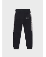 Bernumode | Mayoral: Contrast jogger pants for boy €23.55 Boys’ long sports pants designed for maximum comfort. Elastic waistband with drawstring ensures a perfect fit. Features a functional back pocket and zippered side pockets. Decorative elements include high-density print and screen print details, ideal for sports and casual wear. Bernumode | Mayoral: Contrast jogger pants for boy €23.55 Boys’ long sports pants designed for maximum comfort. Elastic waistband with drawstring ensures a perfect fit. Features a functional back pocket and zippered side pockets. Decorative elements include high-density print and screen print details, ideal for sports and casual wear.