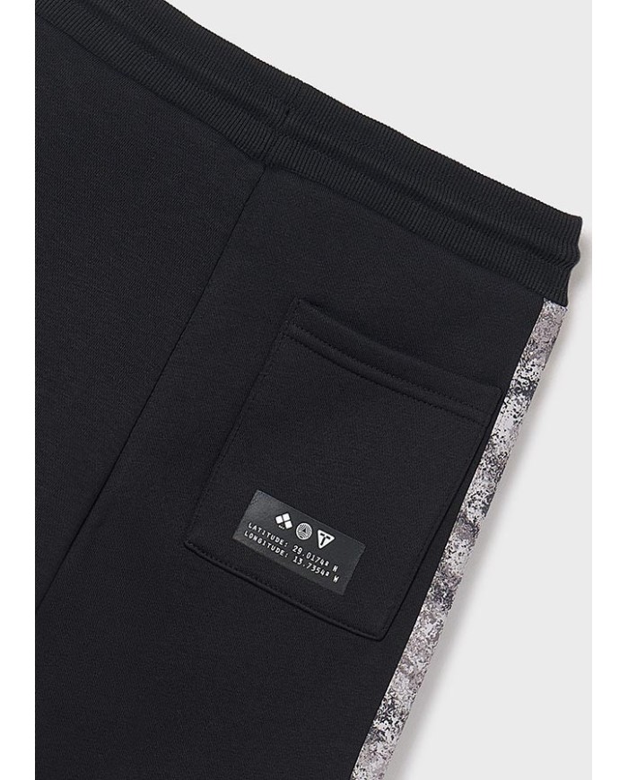 Bernumode | Mayoral: Мягкие джоггеры на мальчика с контрастной вставкой 23,55 € Спортивные брюки для мальчика с длинными штанинами для максимального комфорта. Эластичная талия с шнурком обеспечивает удобную посадку. Модель оснащена функциональным задним карманом и карманами на молнии. Элементы декора включают рельефный принт и стильную сериграфию. Идеальны для спорта и повседневной носки.
 Bernumode | Mayoral: Мягкие джоггеры на мальчика с контрастной вставкой 23,55 € Спортивные брюки для мальчика с длинными штанинами для максимального комфорта. Эластичная талия с шнурком обеспечивает удобную посадку. Модель оснащена функциональным задним карманом и карманами на молнии. Элементы декора включают рельефный принт и стильную сериграфию. Идеальны для спорта и повседневной носки.