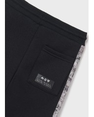 Bernumode | Mayoral: Мягкие джоггеры на мальчика с контрастной вставкой 23,55 € Спортивные брюки для мальчика с длинными штанинами для максимального комфорта. Эластичная талия с шнурком обеспечивает удобную посадку. Модель оснащена функциональным задним карманом и карманами на молнии. Элементы декора включают рельефный принт и стильную сериграфию. Идеальны для спорта и повседневной носки.
 Bernumode | Mayoral: Мягкие джоггеры на мальчика с контрастной вставкой 23,55 € Спортивные брюки для мальчика с длинными штанинами для максимального комфорта. Эластичная талия с шнурком обеспечивает удобную посадку. Модель оснащена функциональным задним карманом и карманами на молнии. Элементы декора включают рельефный принт и стильную сериграфию. Идеальны для спорта и повседневной носки.