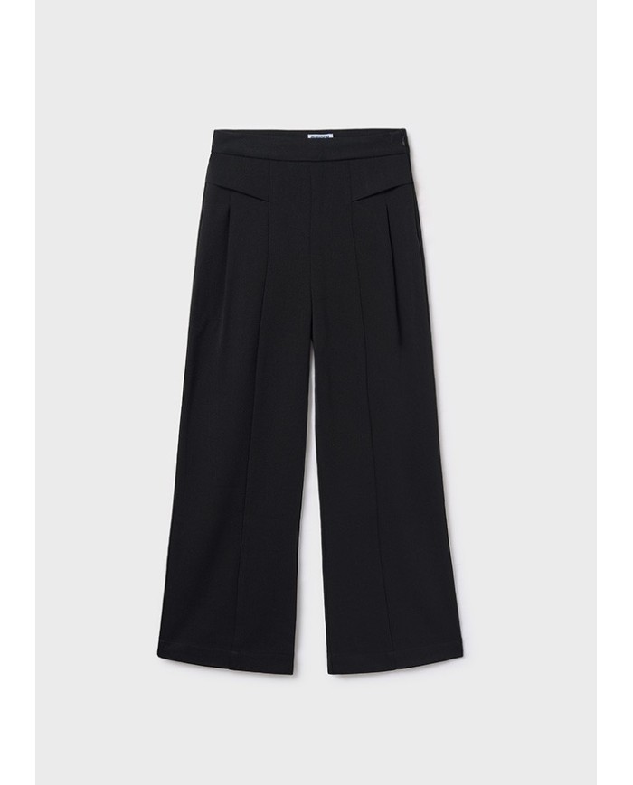 Bernumode | Mayoral: Джинсы свободного кроя на девочку 27,19 € Брюки для девочки с регулируемой эластичной резинкой на талии и пуговицами для идеальной посадки. Удобная джинсовая ткань, легко сочетается с повседневными образами. Модель с множеством карманов.