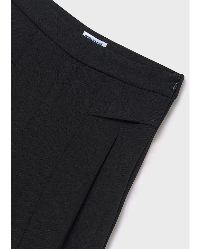 Bernumode | Mayoral: Джинсы свободного кроя на девочку 27,19 € Брюки для девочки с регулируемой эластичной резинкой на талии и пуговицами для идеальной посадки. Удобная джинсовая ткань, легко сочетается с повседневными образами. Модель с множеством карманов.