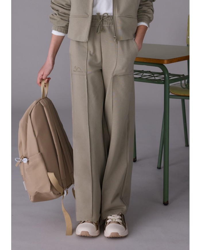 Bernumode | Mayoral: Wide leg fur pant for girls €21.07 Flared trousers for girl, wide at the hem. Elastic waistband for a comfortable fit. Made from soft and warm corduroy knit fabric, perfect for everyday wear during the colder months.
 Bernumode | Mayoral: Wide leg fur pant for girls €21.07 Flared trousers for girl, wide at the hem. Elastic waistband for a comfortable fit. Made from soft and warm corduroy knit fabric, perfect for everyday wear during the colder months.