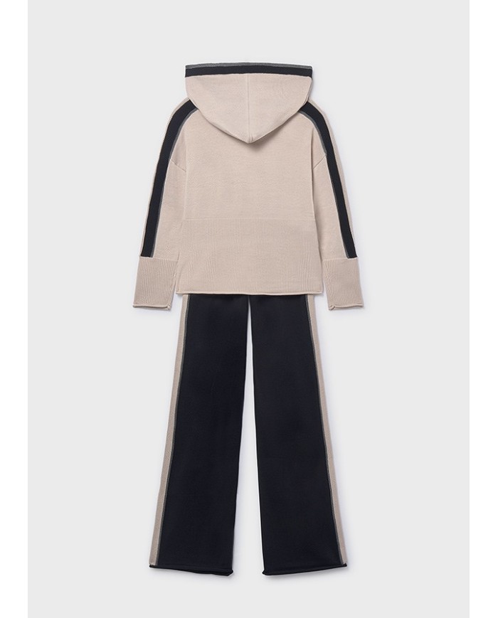 Bernumode | Mayoral: Трикотажный комплект на девочку (худи и брюки) 52,48 € Комплект для девочки: джемпер с капюшоном и длинные брюки. Изготовлен из мягкой, струящейся ткани для максимального комфорта в течение дня. Джемпер с длинными рукавами украшен контрастными деталями и ребристой отделкой. Брюки с эластичной талией также декорированы контрастными элементами, создавая стильный и удобный комплект для повседневной носки.
