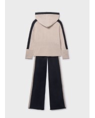 Bernumode | Mayoral: Трикотажный комплект на девочку (худи и брюки) 52,48 € Комплект для девочки: джемпер с капюшоном и длинные брюки. Изготовлен из мягкой, струящейся ткани для максимального комфорта в течение дня. Джемпер с длинными рукавами украшен контрастными деталями и ребристой отделкой. Брюки с эластичной талией также декорированы контрастными элементами, создавая стильный и удобный комплект для повседневной носки.
