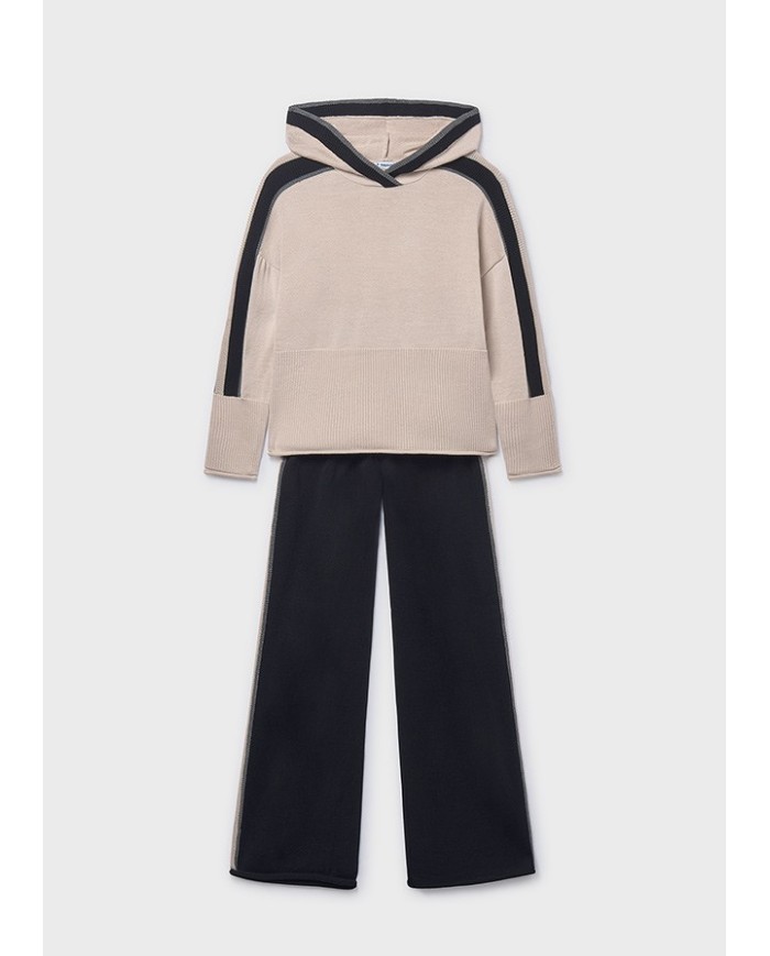 Bernumode | Mayoral: Long pant set w/hood €52.48 Girls’ matching set: hoodie sweater and long pants. Made from soft, flowing fabric for maximum comfort throughout the day. The long-sleeve hoodie features contrasting details and ribbed trims. Elastic waist pants are accented with contrasting details, creating a stylish and comfortable outfit for everyday wear. Bernumode | Mayoral: Long pant set w/hood €52.48 Girls’ matching set: hoodie sweater and long pants. Made from soft, flowing fabric for maximum comfort throughout the day. The long-sleeve hoodie features contrasting details and ribbed trims. Elastic waist pants are accented with contrasting details, creating a stylish and comfortable outfit for everyday wear.