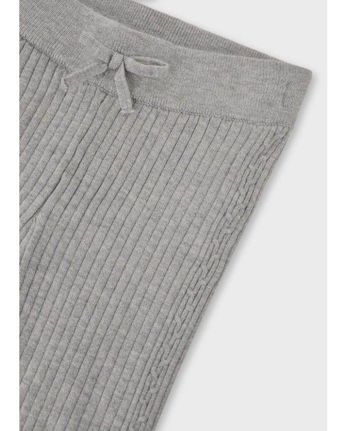 Bernumode | Mayoral: Вязаные леггинсы на девочку 18,10 € Леггинсы для девочки с эластичным поясом, выполненные из мягкой трикотажной ткани. Модель украшена милым бантом, обеспечивая комфорт и стиль для повседневной носки.
