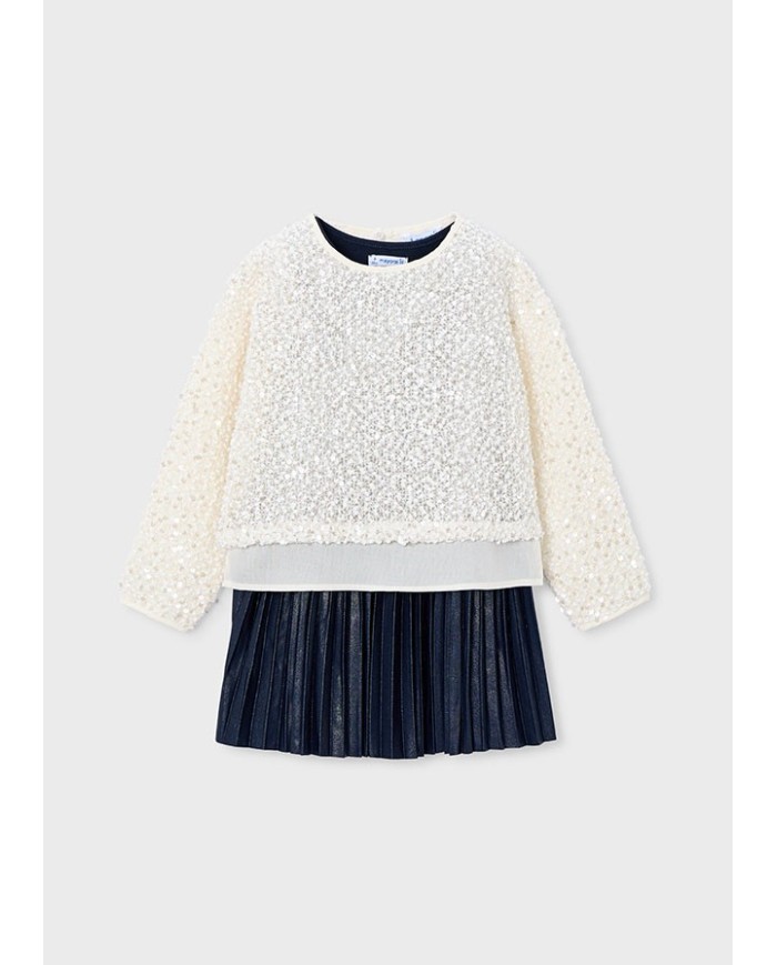 Bernumode | Mayoral: Комбинированное платье с пайетками на девочку (2 в 1) 41,74 € Платье для девочек с пышными рукавами и круглым вырезом. Крой с завышенной талией и невидимой молнией сзади. Сочетание разных тканей создает уникальный и особенный дизайн. Передние декоративные карманы имитированы. Элементы декора: металлические аппликации. Мотив в клетку, придающий стильный и элегантный вид.
