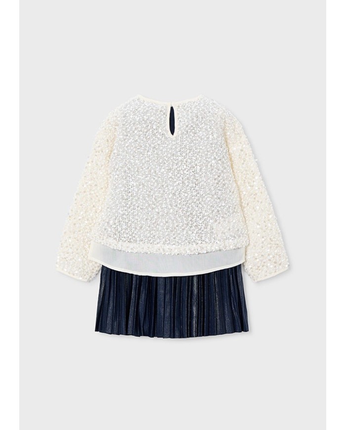 Bernumode | Mayoral: Комбинированное платье с пайетками на девочку (2 в 1) 41,74 € Платье для девочек с пышными рукавами и круглым вырезом. Крой с завышенной талией и невидимой молнией сзади. Сочетание разных тканей создает уникальный и особенный дизайн. Передние декоративные карманы имитированы. Элементы декора: металлические аппликации. Мотив в клетку, придающий стильный и элегантный вид.
