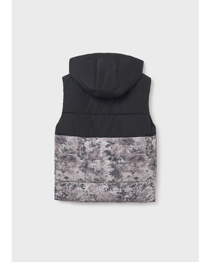 Bernumode | Mayoral: 2-сторонняя стёганная жилетка на мальчика, с капюшоном 39,26 € Содержит переработанный полиэстер. Жилет для мальчика. Воротник с капюшоном. Центральная застёжка на молнию спереди. Мягкая подкладка из полиэстера. Функциональные передние карманы.