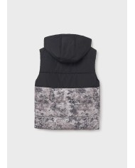 Bernumode | Mayoral: Divpusēja polsterēta veste zēnam, ar kapuci 39,26 € Satur pārstrādātu poliestera audumu. Zēnu veste. Apkakle ar kapuci. Centrāla priekšējā aizdare ar rāvējslēdzēju. Mīksta poliestera iekšējā oderējuma kārta. Funkcionālas priekšējās kabatas. Šim modelim ir reversais dizains.