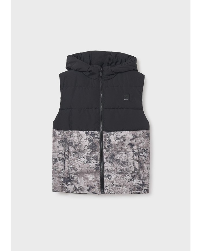 Bernumode | Mayoral: Divpusēja polsterēta veste zēnam, ar kapuci 39,26 € Satur pārstrādātu poliestera audumu. Zēnu veste. Apkakle ar kapuci. Centrāla priekšējā aizdare ar rāvējslēdzēju. Mīksta poliestera iekšējā oderējuma kārta. Funkcionālas priekšējās kabatas. Šim modelim ir reversais dizains.