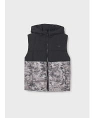 Bernumode | Mayoral: Reversible vest for boy €39.26 Made with recycled polyester. Boys' vest. Hooded collar. Central front zipper closure. Soft polyester inner lining. Functional front pockets. This model features a reversible design.