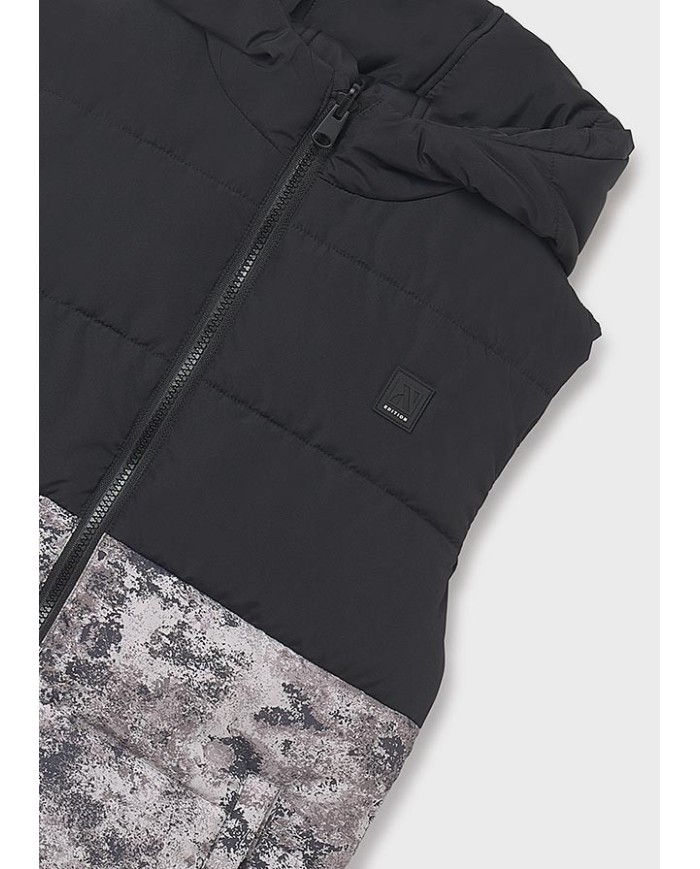 Bernumode | Mayoral: Divpusēja polsterēta veste zēnam, ar kapuci 39,26 € Satur pārstrādātu poliestera audumu. Zēnu veste. Apkakle ar kapuci. Centrāla priekšējā aizdare ar rāvējslēdzēju. Mīksta poliestera iekšējā oderējuma kārta. Funkcionālas priekšējās kabatas. Šim modelim ir reversais dizains.