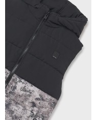 Bernumode | Mayoral: Reversible vest for boy €39.26 Made with recycled polyester. Boys' vest. Hooded collar. Central front zipper closure. Soft polyester inner lining. Functional front pockets. This model features a reversible design.