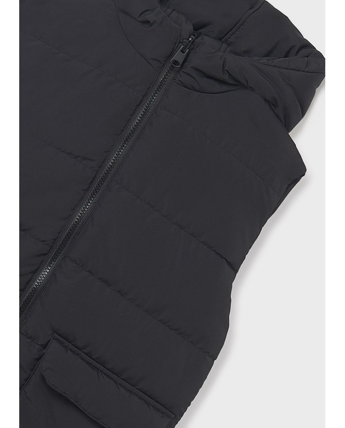 Bernumode | Mayoral: Divpusēja polsterēta veste zēnam, ar kapuci 39,26 € Satur pārstrādātu poliestera audumu. Zēnu veste. Apkakle ar kapuci. Centrāla priekšējā aizdare ar rāvējslēdzēju. Mīksta poliestera iekšējā oderējuma kārta. Funkcionālas priekšējās kabatas. Šim modelim ir reversais dizains.