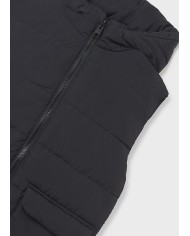 Bernumode | Mayoral: 2-сторонняя стёганная жилетка на мальчика, с капюшоном 39,26 € Содержит переработанный полиэстер. Жилет для мальчика. Воротник с капюшоном. Центральная застёжка на молнию спереди. Мягкая подкладка из полиэстера. Функциональные передние карманы.