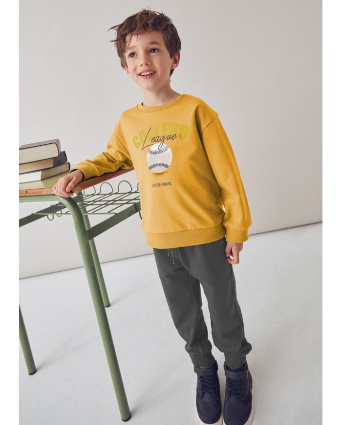 Bernumode | Mayoral: Sporta tērps zēnam (džemperis, bikses) 27,19 € Divdaļīgs sporta tērps zēnam – džemperis un sporta bikses.Džemperis ar garām piedurknēm, apaļu izgriezumu un stilīgu apdruku.Bikses nodrošina ērtību ar elastīgu jostu un aukliņu, pastiprinātiem ceļgalu ielaidumiem izturībai, kā arī funkcionālām sānu kabatām un aizmugures kabatu. Lieliski piemērots aktīvai ikdienai un rotaļām. Bernumode | Mayoral: Sporta tērps zēnam (džemperis, bikses) 27,19 € Divdaļīgs sporta tērps zēnam – džemperis un sporta bikses.Džemperis ar garām piedurknēm, apaļu izgriezumu un stilīgu apdruku.Bikses nodrošina ērtību ar elastīgu jostu un aukliņu, pastiprinātiem ceļgalu ielaidumiem izturībai, kā arī funkcionālām sānu kabatām un aizmugures kabatu. Lieliski piemērots aktīvai ikdienai un rotaļām.