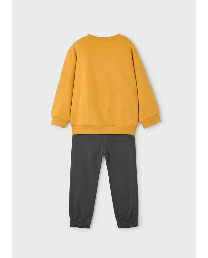 Bernumode | Mayoral: Спортивный костюм на мальчика (Байка и брюки) 27,19 € Детский спортивный костюм из двух предметов: свитшот и спортивные брюки.Свитшот с длинными рукавами и круглым вырезом украшен стильным принтом.Брюки обеспечивают максимальный комфорт благодаря эластичному поясу с шнурком и усиленным наколенникам, которые повышают износостойкость. Дополнены функциональными боковыми карманами и задним карманом. Идеальный выбор для активных игр и повседневной носки.
 Bernumode | Mayoral: Спортивный костюм на мальчика (Байка и брюки) 27,19 € Детский спортивный костюм из двух предметов: свитшот и спортивные брюки.Свитшот с длинными рукавами и круглым вырезом украшен стильным принтом.Брюки обеспечивают максимальный комфорт благодаря эластичному поясу с шнурком и усиленным наколенникам, которые повышают износостойкость. Дополнены функциональными боковыми карманами и задним карманом. Идеальный выбор для активных игр и повседневной носки.