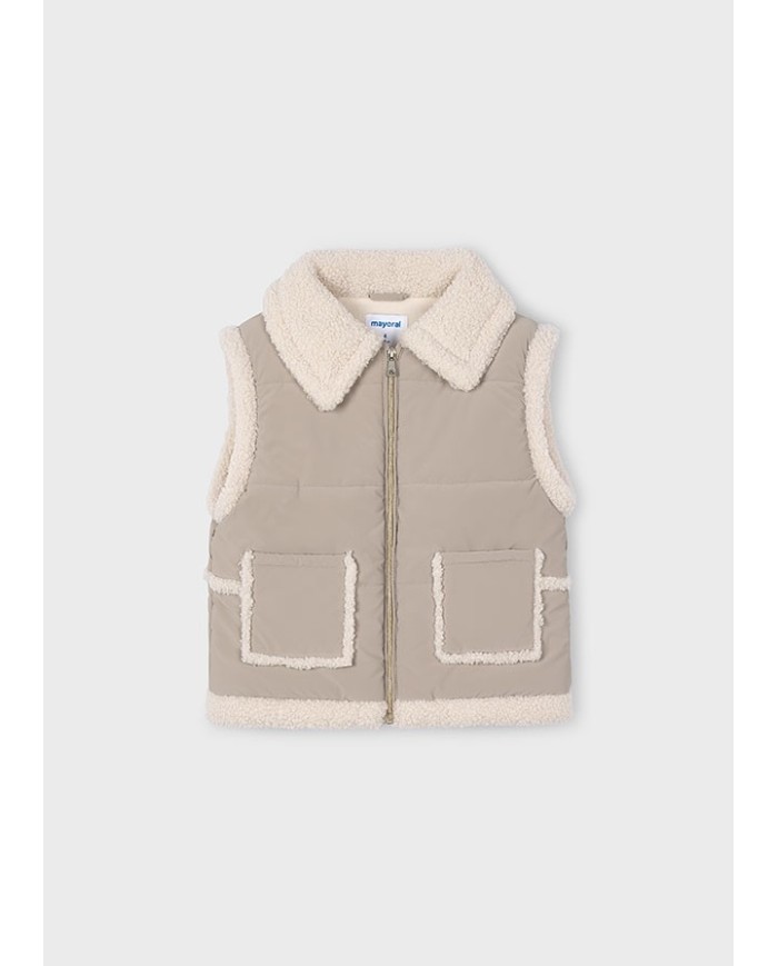 Bernumode | Mayoral: Vest for girl €34.63 Vest from the Mayoral collection.This mid-season model is made from a soft and pleasant-to-the-touch material.


Simple design that does not restrict movement.


Convenient zipper makes it easy to put on and take off.


Two patch side pockets.


Fleece lining.


Model with a collar.


Girls’ padded vest made with recycled polyester. Features a faux fur collar and a front zip fastening. Quilted textile exterior with a cozy touch. The inner lining is partly made of soft sherpa for extra warmth and comfort. Functional front pockets complete the design.