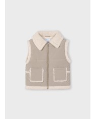 Bernumode | Mayoral: Vest for girl €34.63 Vest from the Mayoral collection.This mid-season model is made from a soft and pleasant-to-the-touch material.


Simple design that does not restrict movement.


Convenient zipper makes it easy to put on and take off.


Two patch side pockets.


Fleece lining.


Model with a collar.


Girls’ padded vest made with recycled polyester. Features a faux fur collar and a front zip fastening. Quilted textile exterior with a cozy touch. The inner lining is partly made of soft sherpa for extra warmth and comfort. Functional front pockets complete the design.