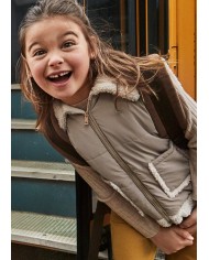Bernumode | Mayoral: Vest for girl €34.63 Vest from the Mayoral collection.This mid-season model is made from a soft and pleasant-to-the-touch material.


Simple design that does not restrict movement.


Convenient zipper makes it easy to put on and take off.


Two patch side pockets.


Fleece lining.


Model with a collar.


Girls’ padded vest made with recycled polyester. Features a faux fur collar and a front zip fastening. Quilted textile exterior with a cozy touch. The inner lining is partly made of soft sherpa for extra warmth and comfort. Functional front pockets complete the design.