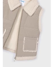 Bernumode | Mayoral: Vest for girl €34.63 Vest from the Mayoral collection.This mid-season model is made from a soft and pleasant-to-the-touch material.


Simple design that does not restrict movement.


Convenient zipper makes it easy to put on and take off.


Two patch side pockets.


Fleece lining.


Model with a collar.


Girls’ padded vest made with recycled polyester. Features a faux fur collar and a front zip fastening. Quilted textile exterior with a cozy touch. The inner lining is partly made of soft sherpa for extra warmth and comfort. Functional front pockets complete the design.