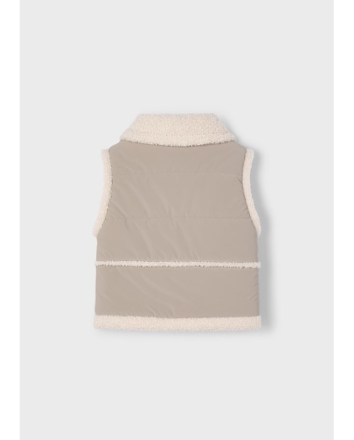 Bernumode | Mayoral: Жилетка на девочку 34,63 € Безрукавка из коллекции Mayoral. Демисезонная модель выполнена из мягкого и приятного на ощупь материала.
- Простой фасон, не стеснящий движений.- Удобня в пользовании молния позволяет легко надевать и снимать данный товар.- Два накладных боковых кармана.- Подкладка из флиса.- Модель с воротником.
Утеплённый жилет для девочки, выполненный с использованием переработанного полиэстера. Модель с воротником из искусственного меха и центральной застёжкой-молнией спереди. Текстильный верх с эффектом стёжки. Внутренняя подкладка частично выполнена из мягкого «боргего» для дополнительного тепла и комфорта. На передней части расположены функциональные карманы. Bernumode | Mayoral: Жилетка на девочку 34,63 € Безрукавка из коллекции Mayoral. Демисезонная модель выполнена из мягкого и приятного на ощупь материала.
- Простой фасон, не стеснящий движений.- Удобня в пользовании молния позволяет легко надевать и снимать данный товар.- Два накладных боковых кармана.- Подкладка из флиса.- Модель с воротником.
Утеплённый жилет для девочки, выполненный с использованием переработанного полиэстера. Модель с воротником из искусственного меха и центральной застёжкой-молнией спереди. Текстильный верх с эффектом стёжки. Внутренняя подкладка частично выполнена из мягкого «боргего» для дополнительного тепла и комфорта. На передней части расположены функциональные карманы.