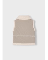 Bernumode | Mayoral: Vest for girl €34.63 Vest from the Mayoral collection.This mid-season model is made from a soft and pleasant-to-the-touch material.


Simple design that does not restrict movement.


Convenient zipper makes it easy to put on and take off.


Two patch side pockets.


Fleece lining.


Model with a collar.


Girls’ padded vest made with recycled polyester. Features a faux fur collar and a front zip fastening. Quilted textile exterior with a cozy touch. The inner lining is partly made of soft sherpa for extra warmth and comfort. Functional front pockets complete the design.