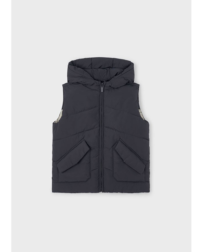 Bernumode | Mayoral: Divpusēja polsterēta veste zēnam, ar kapuci 34,63 € Satur pārstrādātu poliestera audumu. Zēnu veste. Apkakle ar kapuci. Centrāla priekšējā aizdare ar rāvējslēdzēju. Mīksta poliestera iekšējā oderējuma kārta. Funkcionālas priekšējās kabatas. Šim modelim ir reversais dizains. Bernumode | Mayoral: Divpusēja polsterēta veste zēnam, ar kapuci 34,63 € Satur pārstrādātu poliestera audumu. Zēnu veste. Apkakle ar kapuci. Centrāla priekšējā aizdare ar rāvējslēdzēju. Mīksta poliestera iekšējā oderējuma kārta. Funkcionālas priekšējās kabatas. Šim modelim ir reversais dizains.