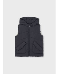 Bernumode | Mayoral: Reversible vest for boy (bodywarmer) €34.63 Contains recycled polyester.Boy's bodywarmer with a high collar and hood.Front zip fastening.Soft polyester lining.Functional front pockets. Bernumode | Mayoral: Reversible vest for boy (bodywarmer) €34.63 Contains recycled polyester.Boy's bodywarmer with a high collar and hood.Front zip fastening.Soft polyester lining.Functional front pockets.