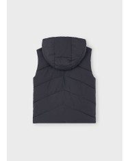 Bernumode | Mayoral: Divpusēja polsterēta veste zēnam, ar kapuci 34,63 € Satur pārstrādātu poliestera audumu. Zēnu veste. Apkakle ar kapuci. Centrāla priekšējā aizdare ar rāvējslēdzēju. Mīksta poliestera iekšējā oderējuma kārta. Funkcionālas priekšējās kabatas. Šim modelim ir reversais dizains. Bernumode | Mayoral: Divpusēja polsterēta veste zēnam, ar kapuci 34,63 € Satur pārstrādātu poliestera audumu. Zēnu veste. Apkakle ar kapuci. Centrāla priekšējā aizdare ar rāvējslēdzēju. Mīksta poliestera iekšējā oderējuma kārta. Funkcionālas priekšējās kabatas. Šim modelim ir reversais dizains.