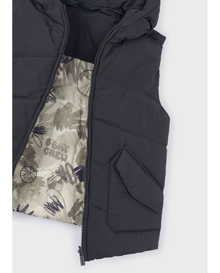 Bernumode | Mayoral: Reversible vest for boy (bodywarmer) €34.63 Contains recycled polyester.Boy's bodywarmer with a high collar and hood.Front zip fastening.Soft polyester lining.Functional front pockets. Bernumode | Mayoral: Reversible vest for boy (bodywarmer) €34.63 Contains recycled polyester.Boy's bodywarmer with a high collar and hood.Front zip fastening.Soft polyester lining.Functional front pockets.